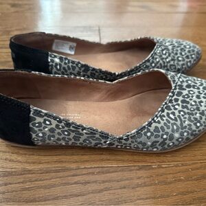 Toms Gray and Black Flats with Leopard Print